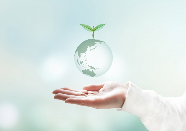 手のひらとガラスの地球儀