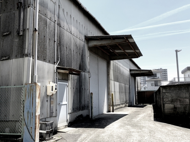 大きな扉がある工場