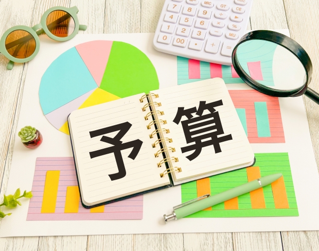 予算の文字列と複数のグラフ