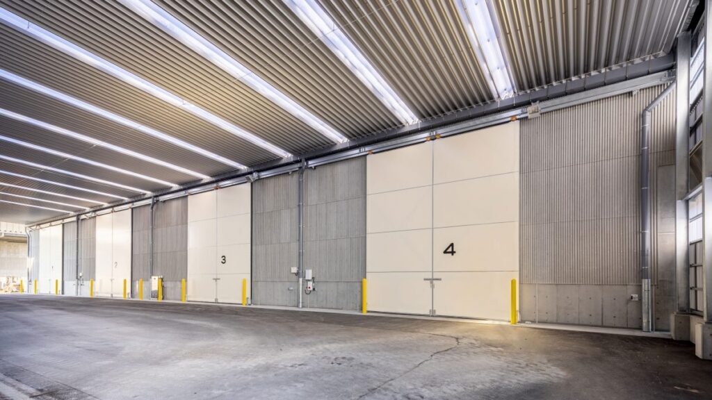 上吊りタイプの大扉が設置された倉庫