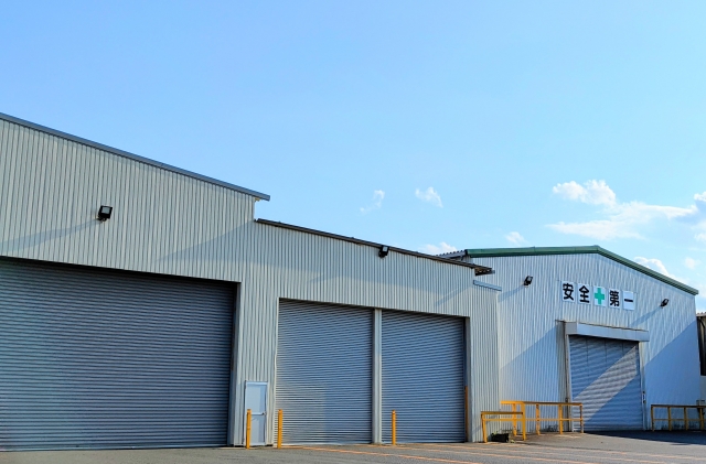 シャッターが閉まっている工場