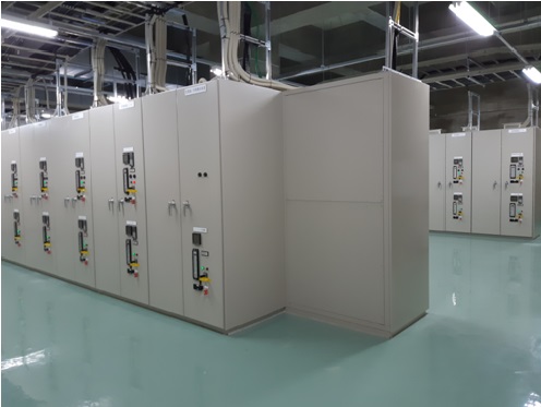 多数の電気設備が置かれた電気室