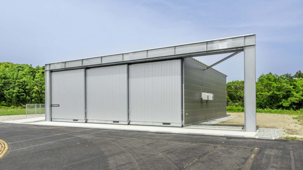 大型ドアが設置された備蓄倉庫