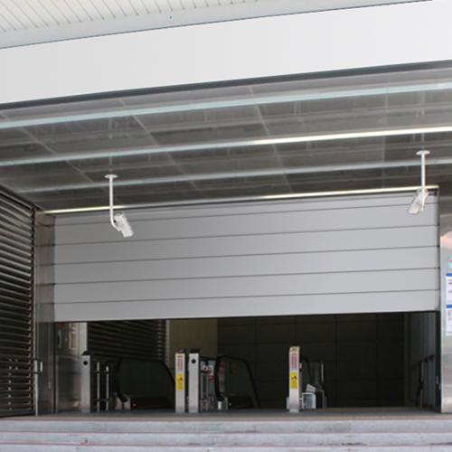 半分開いている止水パネルシャッター