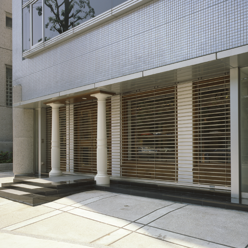 重量シャッターが付けられているビル