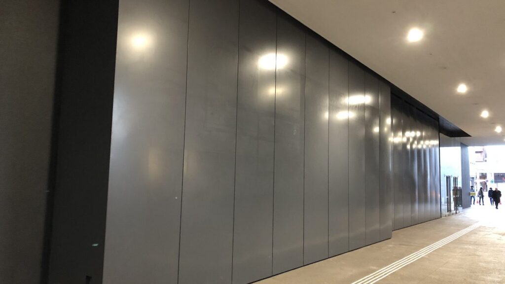 商業施設の大型ドア