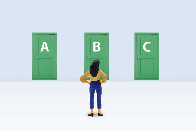 ABCと書かれたドア