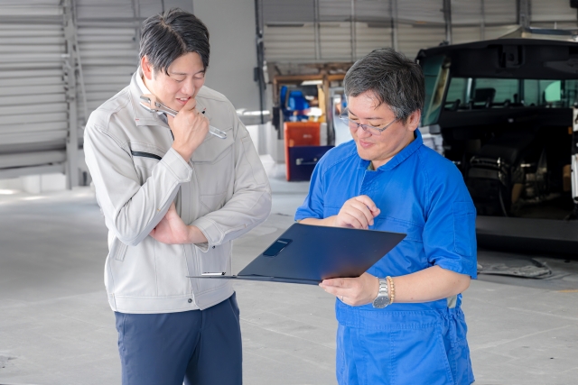 工場で打ち合わせをする作業員