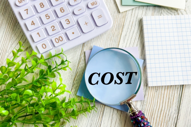 COSTと書かれた紙と虫眼鏡