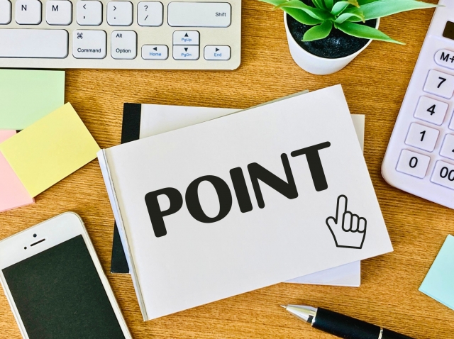 「POINT」と書かれたカードとデスク周りのアイテムのイメージ