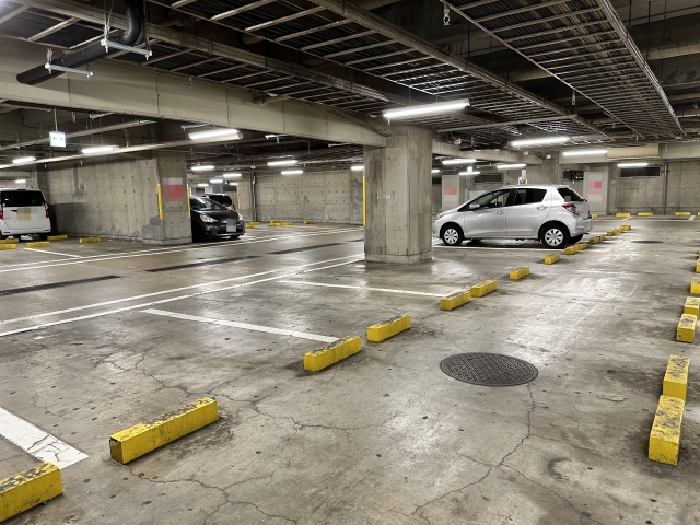 広い地下駐車場